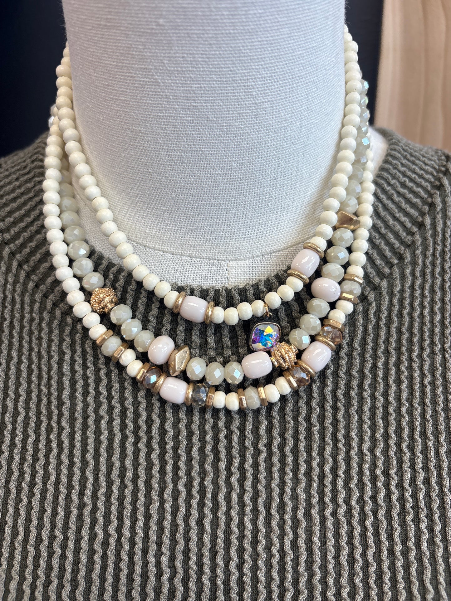 beaded cream necklace with gem